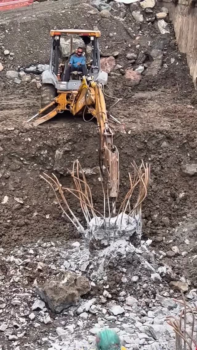 Descabezado de pilotes con retroexcavadora en el proyecto Allure at Punta Pacífica